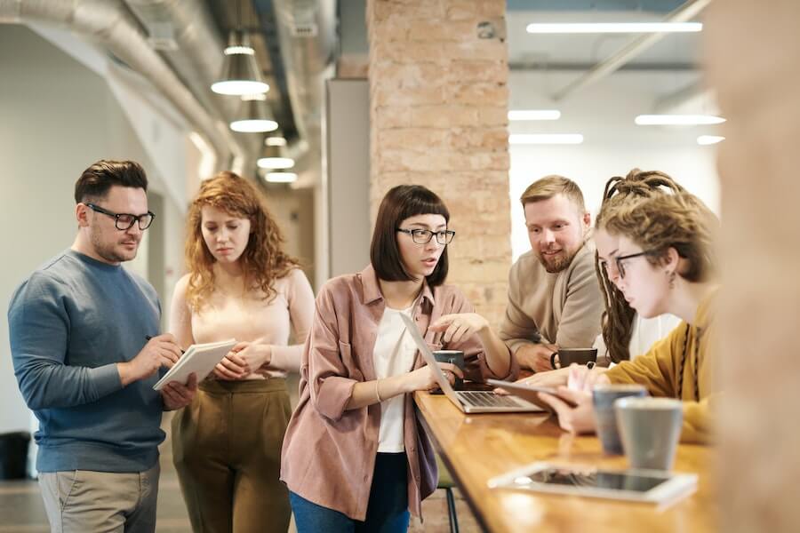 employees using employee incentives while having lunch together