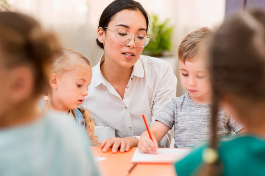 become an early years teacher uk